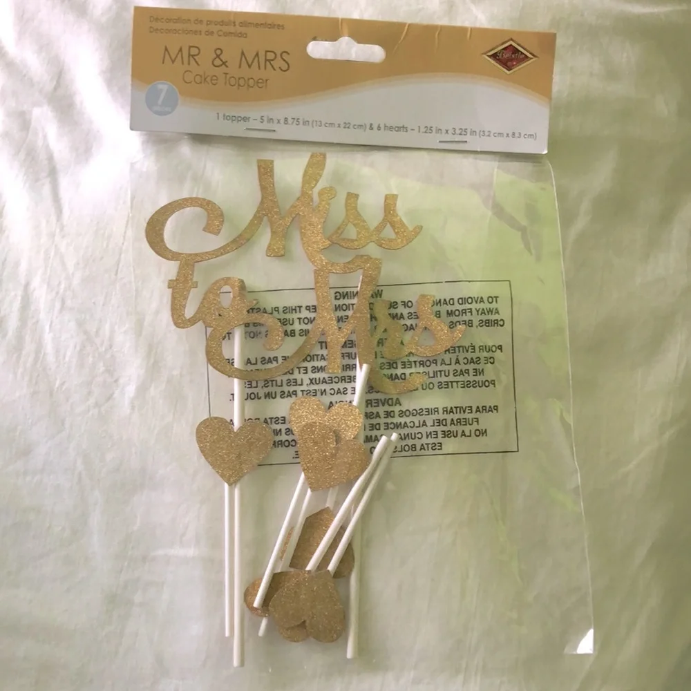 Gold Mr & Mrs signature cake toppers with small heart shaped toppers ❤️